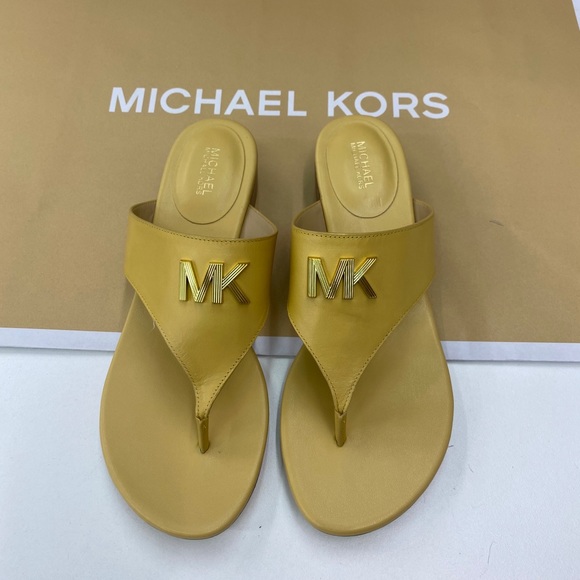 NEW MICHAEL KORS DAISY YELLOW SANDALS! - Picture 1 of 3